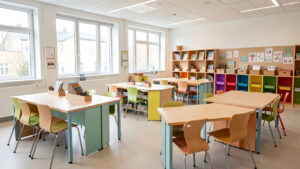 Salle de classe moderne et lumineuse avec mobilier modulable, rangements colorés et ambiance pédagogique réaliste, sans élèves.